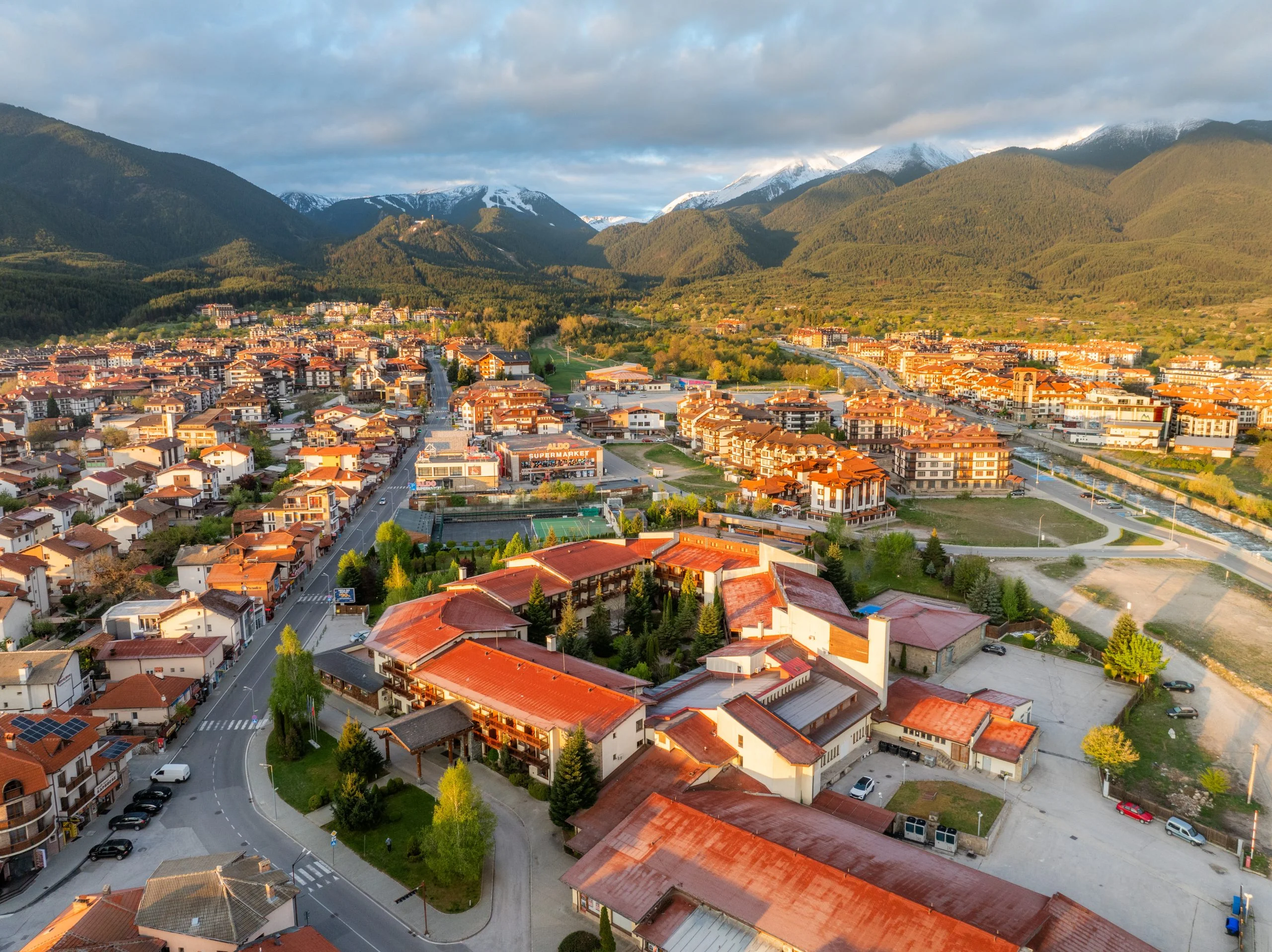 Altstadt von Bansko — traditioneller Immobilienbestand und Neubau